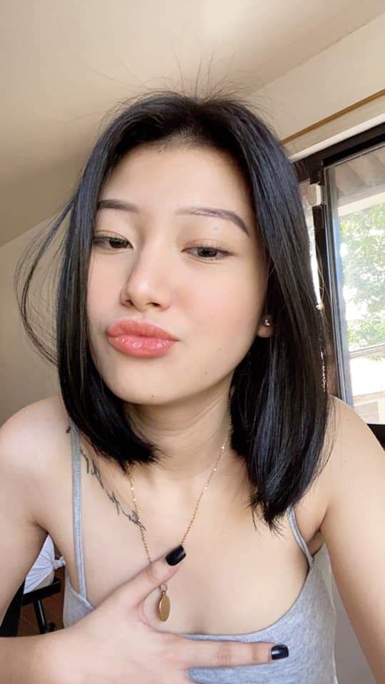 Nữ thần mặt trần khoe mặt và thủ dâm từ góc nhìn thứ nhất, kể về kinh nghiệm tình dục của mình, sau đó quan hệ bằng miệng với bạn trai mà không dùng bao cao su