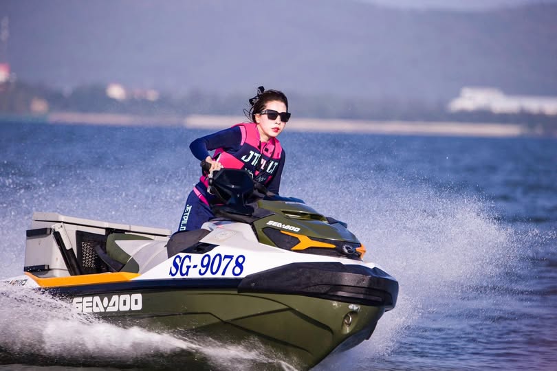 Ngày 12 tháng 7 năm 2023_Con đĩ dâm đãng thích phun nước